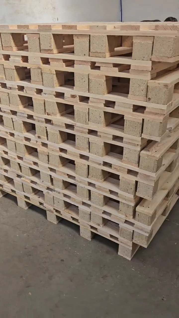 Gotowe palety ułożone w stos w hali produkcyjnej