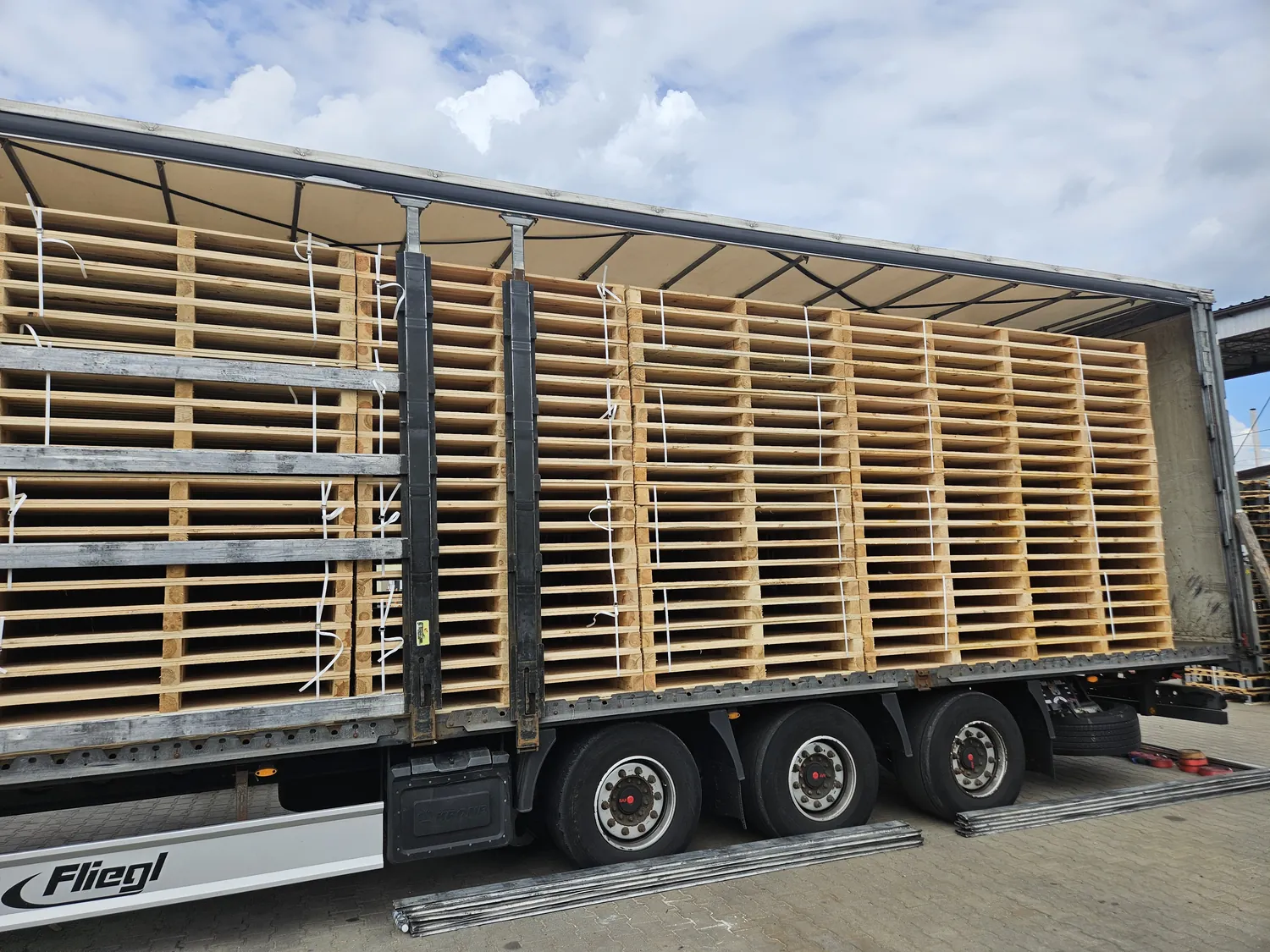 Załadunek palet na naczepę firmowym transportem